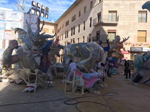 Los artistas falleros rematan los monumentos en Alzira