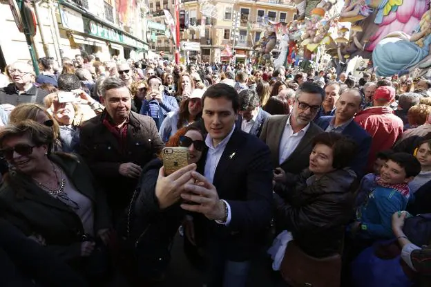 Albert Rivera, ayer, se hace un selfi con una joven en la falla de Convento Jerusalén. 