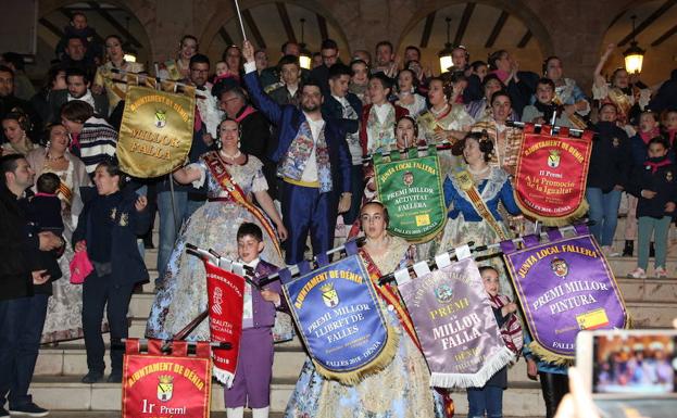 La comisión de Baix la Mar con los banderines de los premios, en las escaleras del Ayuntamiento de Dénia.