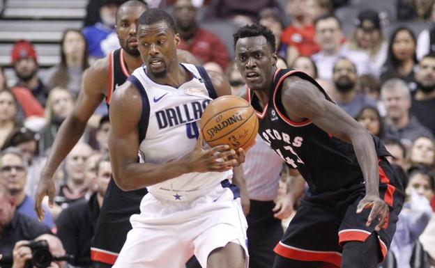 Ibaka y Siakam defienden a Barnes.