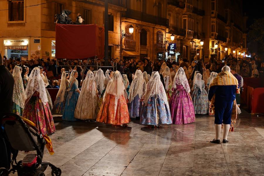 Fotos: Rostros conocidos en el primer día de Ofrenda de las Fallas 2018