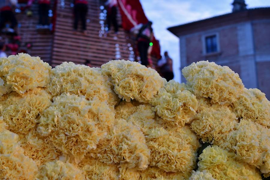 Fotos: Rostros conocidos en el primer día de Ofrenda de las Fallas 2018