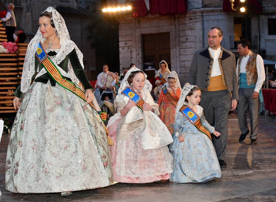 Fotos: Rostros conocidos en el primer día de Ofrenda de las Fallas 2018