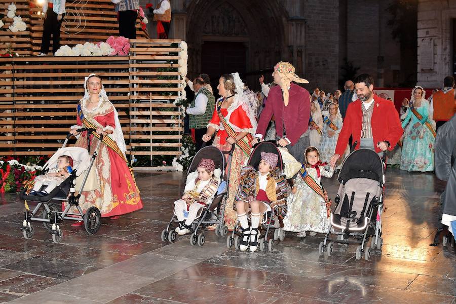 Fotos: Rostros conocidos en el primer día de Ofrenda de las Fallas 2018