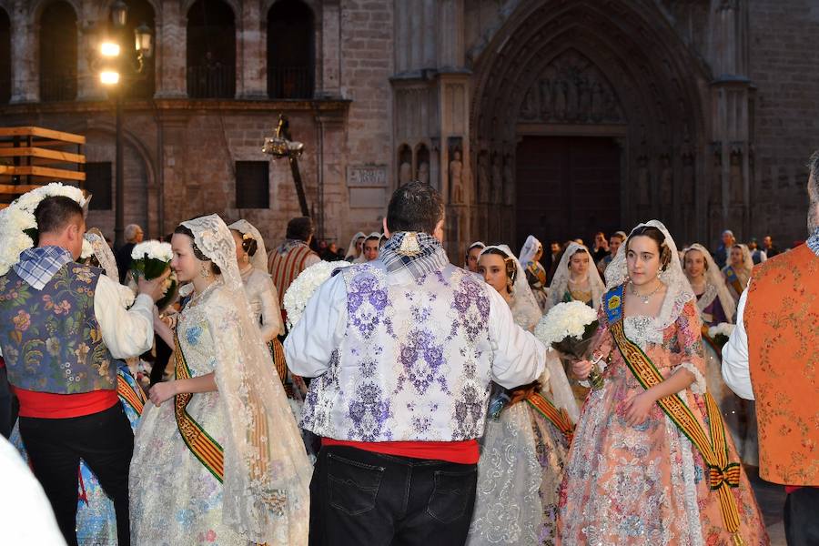 Fotos: Rostros conocidos en el primer día de Ofrenda de las Fallas 2018