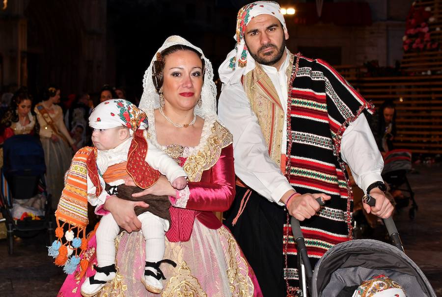 Fotos: Rostros conocidos en el primer día de Ofrenda de las Fallas 2018