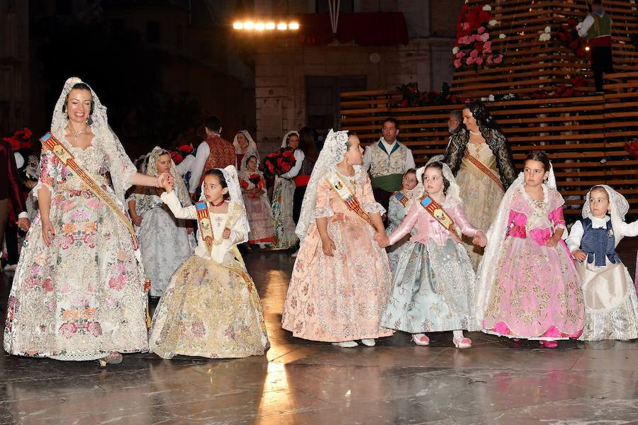 Fotos: Rostros conocidos en el primer día de Ofrenda de las Fallas 2018