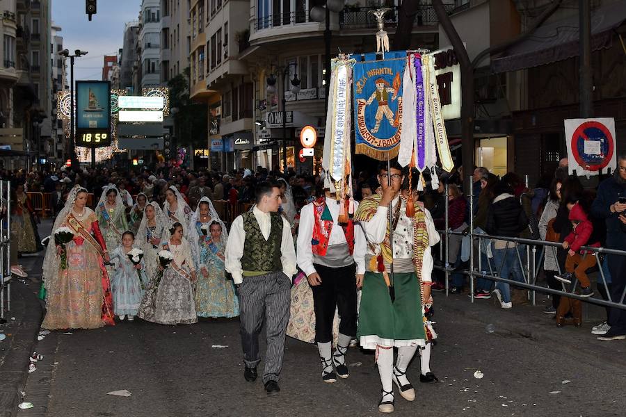 Fotos: Rostros conocidos en el primer día de Ofrenda de las Fallas 2018