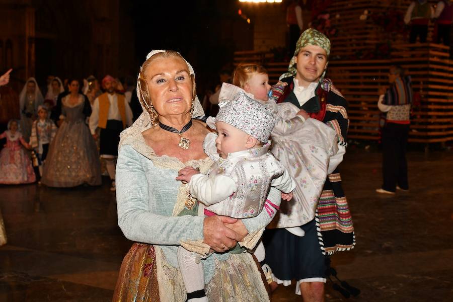 Fotos: Rostros conocidos en el primer día de Ofrenda de las Fallas 2018