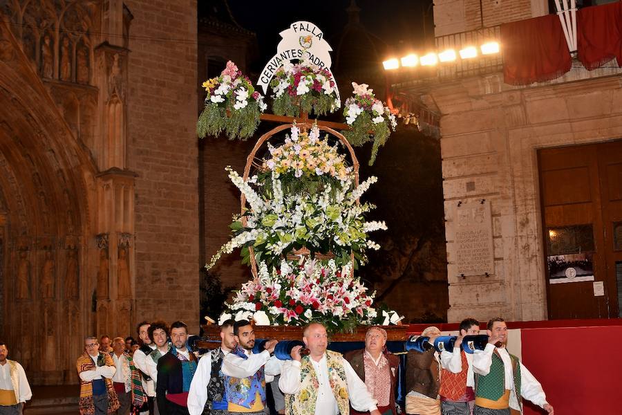 Fotos: Rostros conocidos en el primer día de Ofrenda de las Fallas 2018