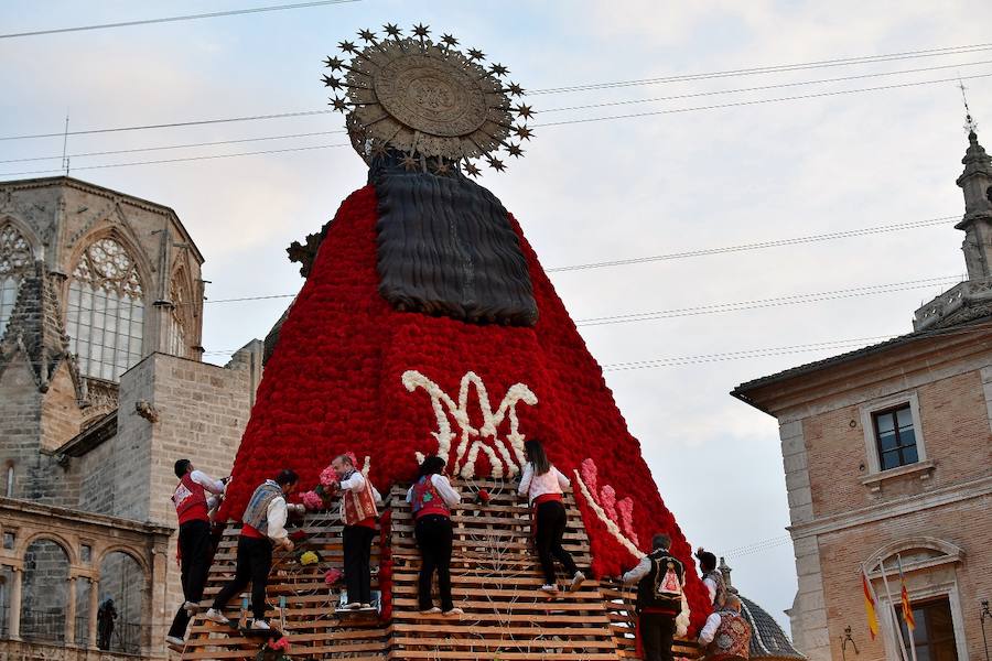 Fotos: Rostros conocidos en el primer día de Ofrenda de las Fallas 2018