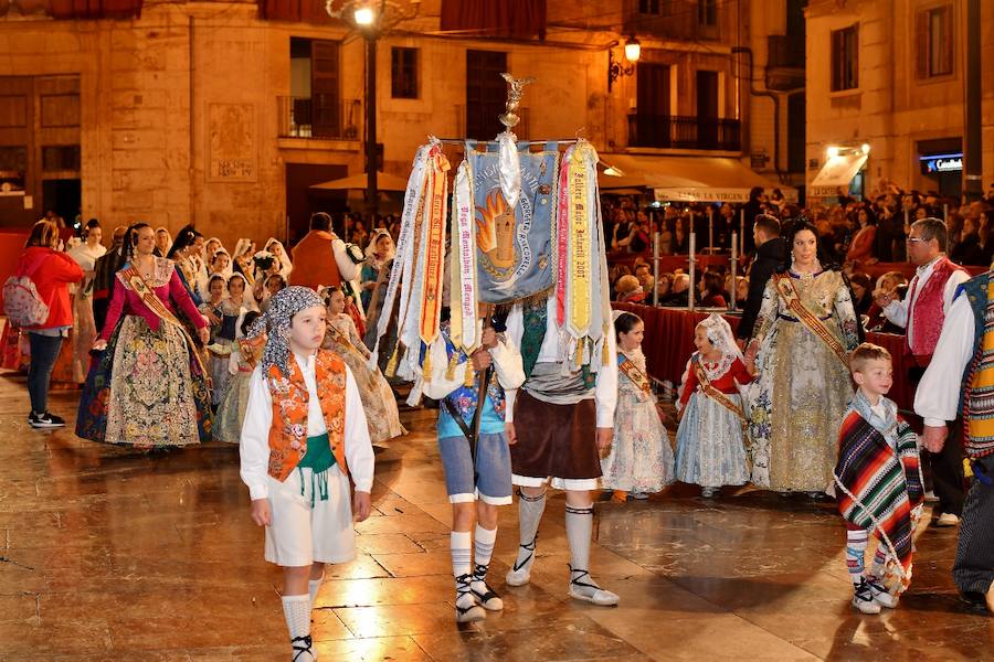 Fotos: Rostros conocidos en el primer día de Ofrenda de las Fallas 2018