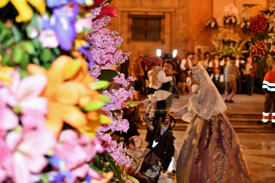 Fotos: Rostros conocidos en el primer día de Ofrenda de las Fallas 2018