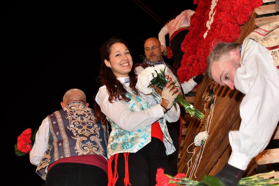 Fotos: Rostros conocidos en el primer día de Ofrenda de las Fallas 2018