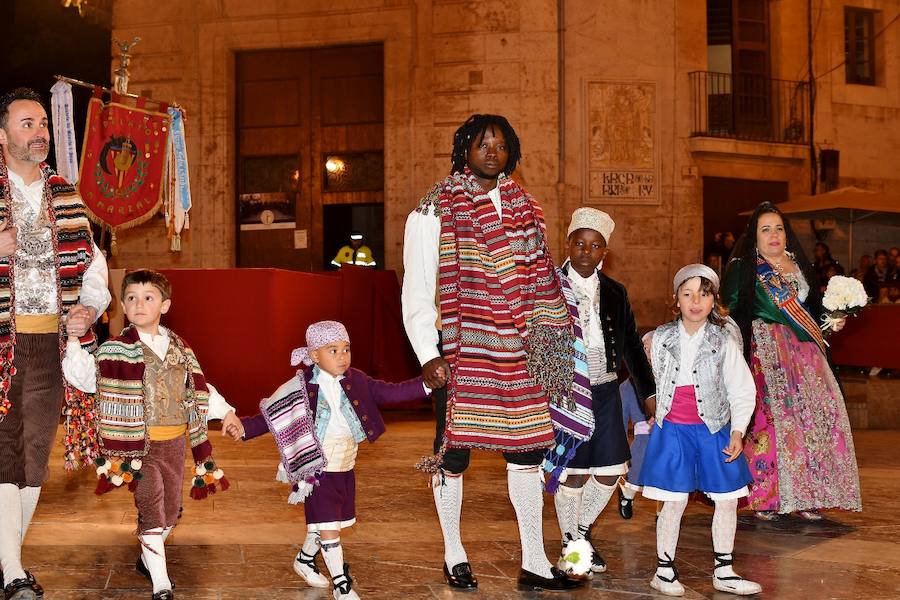 Fotos: Rostros conocidos en el primer día de Ofrenda de las Fallas 2018