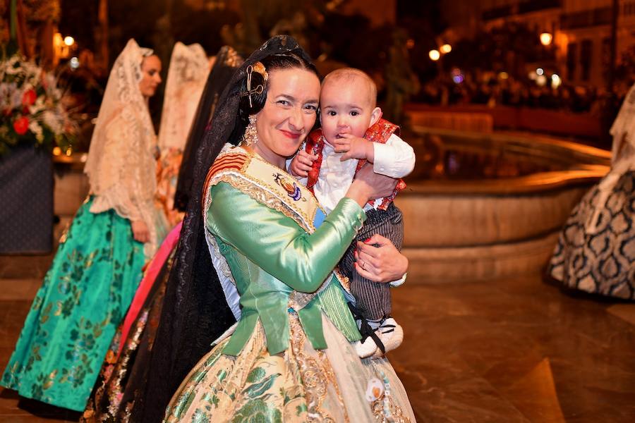 Fotos: Rostros conocidos en el primer día de Ofrenda de las Fallas 2018