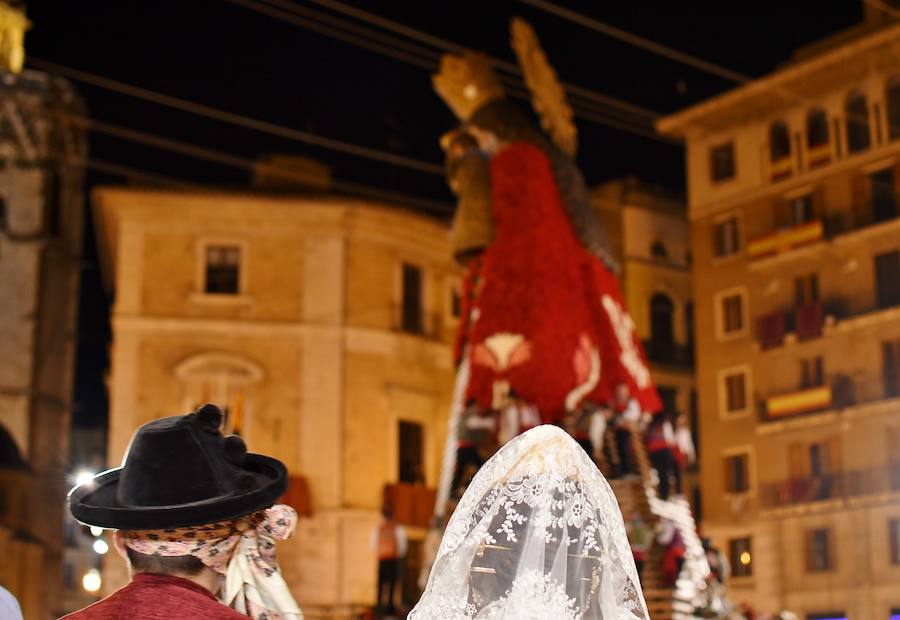 Fotos: Rostros conocidos en el primer día de Ofrenda de las Fallas 2018