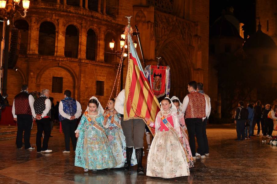 Fotos: Rostros conocidos en el primer día de Ofrenda de las Fallas 2018