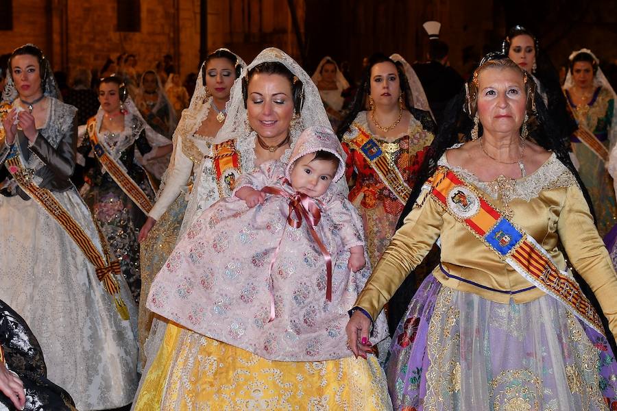 Fotos: Rostros conocidos en el primer día de Ofrenda de las Fallas 2018