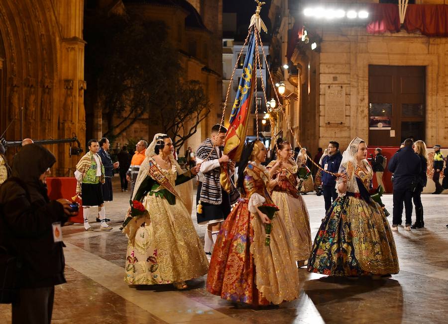 Fotos: Rostros conocidos en el primer día de Ofrenda de las Fallas 2018