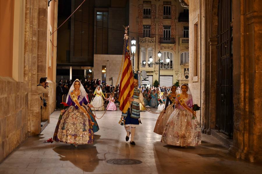 Fotos: Rostros conocidos en el primer día de Ofrenda de las Fallas 2018