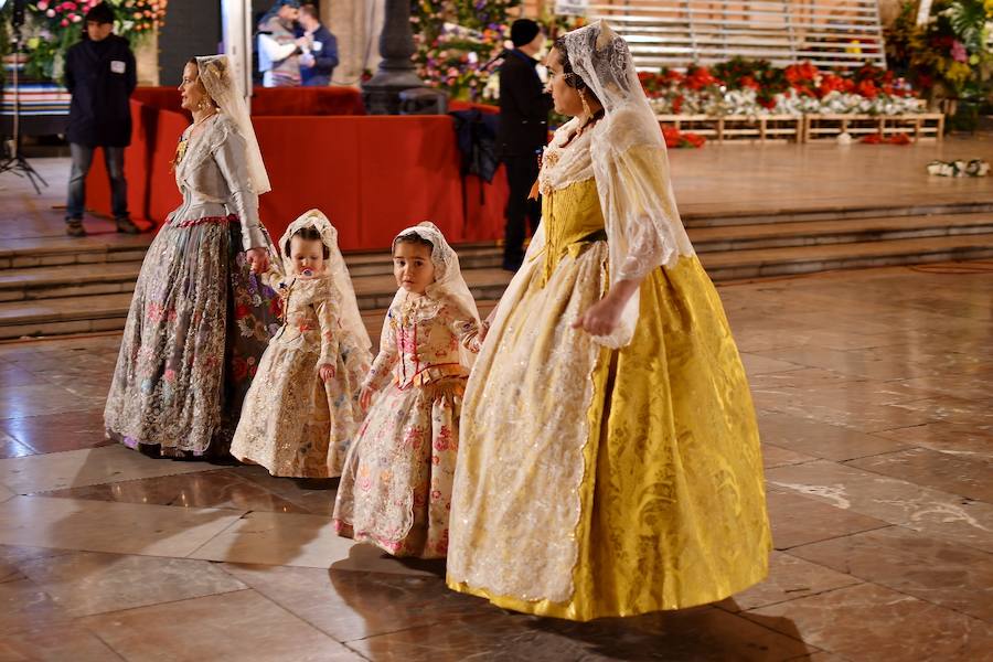 Fotos: Rostros conocidos en el primer día de Ofrenda de las Fallas 2018