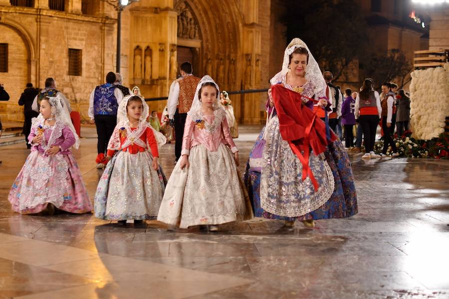 Fotos: Rostros conocidos en el primer día de Ofrenda de las Fallas 2018