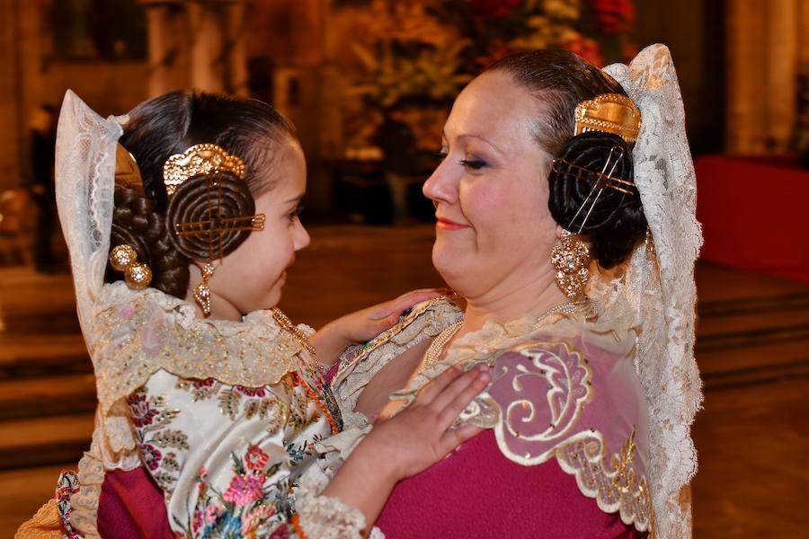 Fotos: Rostros conocidos en el primer día de Ofrenda de las Fallas 2018