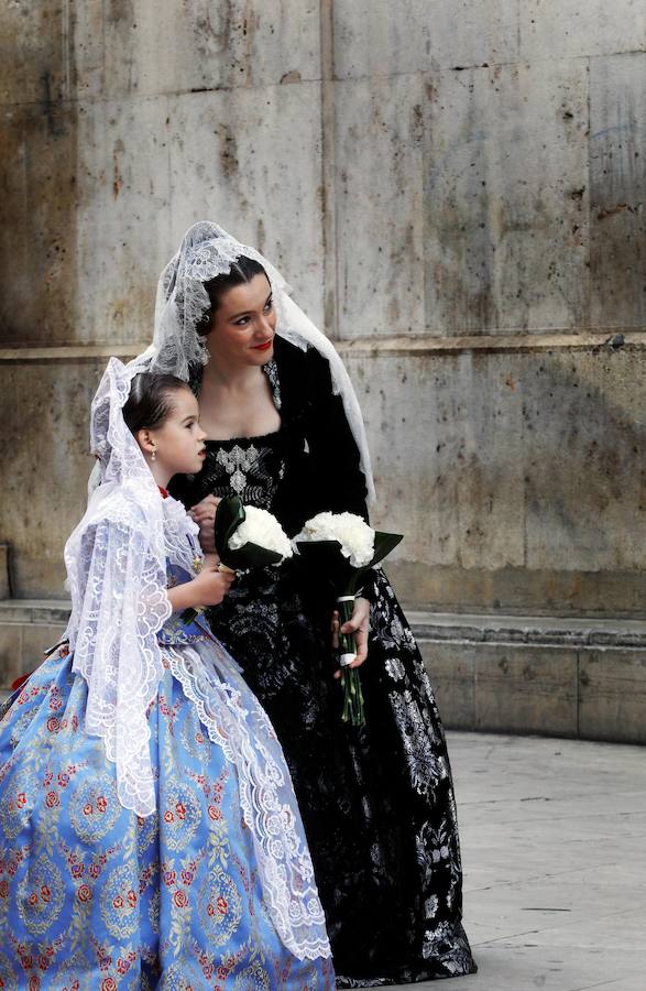 La Ofrenda de flores a la Virgen de los Desamparados se convierte en la concentración más multitudinaria de falleros al participar todas las comisiones pertenecientes a Junta Central Fallera, además de las casas regionales presentes en Valencia, así como Juntas Locales Falleras de municipios de la Comunitat Valenciana.