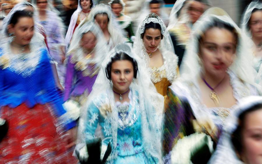 La Ofrenda de flores a la Virgen de los Desamparados se convierte en la concentración más multitudinaria de falleros al participar todas las comisiones pertenecientes a Junta Central Fallera, además de las casas regionales presentes en Valencia, así como Juntas Locales Falleras de municipios de la Comunitat Valenciana.