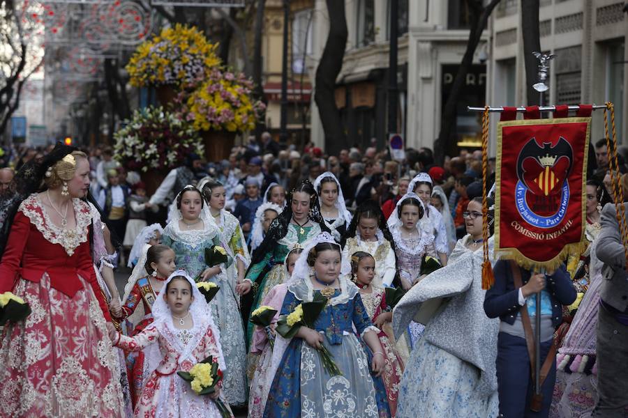 La Ofrenda de flores a la Virgen de los Desamparados se convierte en la concentración más multitudinaria de falleros al participar todas las comisiones pertenecientes a Junta Central Fallera, además de las casas regionales presentes en Valencia, así como Juntas Locales Falleras de municipios de la Comunitat Valenciana.