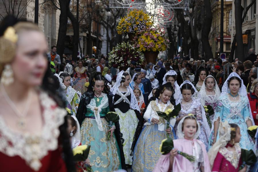 La Ofrenda de flores a la Virgen de los Desamparados se convierte en la concentración más multitudinaria de falleros al participar todas las comisiones pertenecientes a Junta Central Fallera, además de las casas regionales presentes en Valencia, así como Juntas Locales Falleras de municipios de la Comunitat Valenciana.