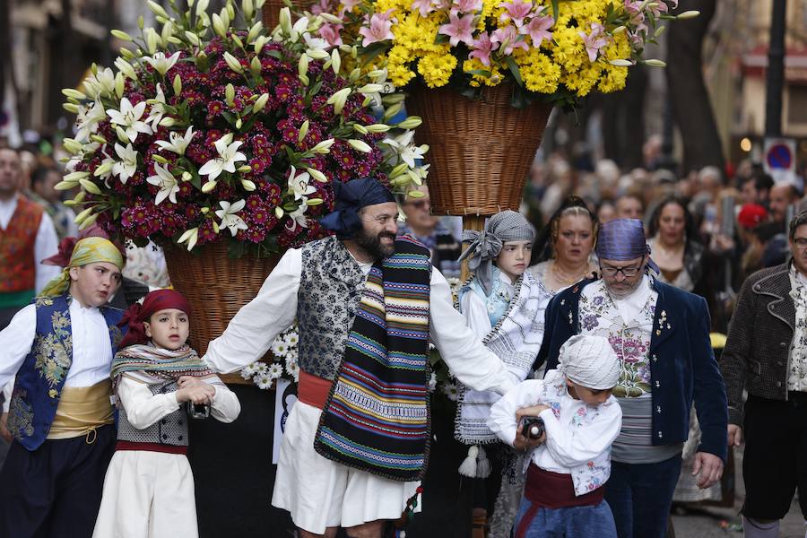 La Ofrenda de flores a la Virgen de los Desamparados se convierte en la concentración más multitudinaria de falleros al participar todas las comisiones pertenecientes a Junta Central Fallera, además de las casas regionales presentes en Valencia, así como Juntas Locales Falleras de municipios de la Comunitat Valenciana.