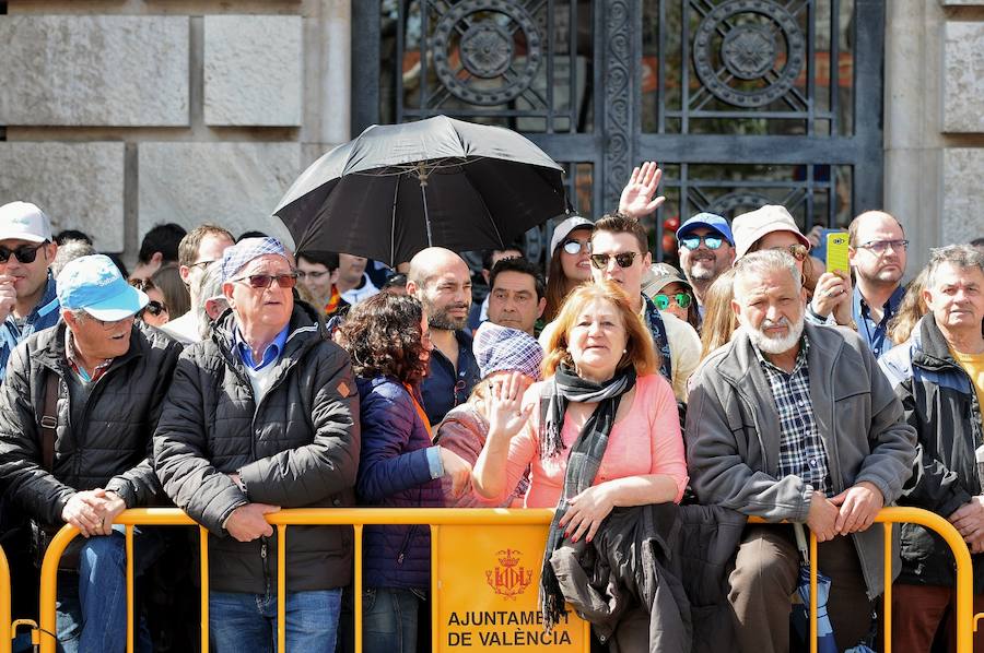 Valencia ha vibrado enfervorizada y se ha rendido a la elegancia y la brutalidad pirotécnica que ha desplegado este domingo Pirotecnia Valenciana en una plaza del Ayuntamiento abarrotada, que ha aplaudido la apuesta y la innovación de la penúltima mascletà de las Fallas de 2018.