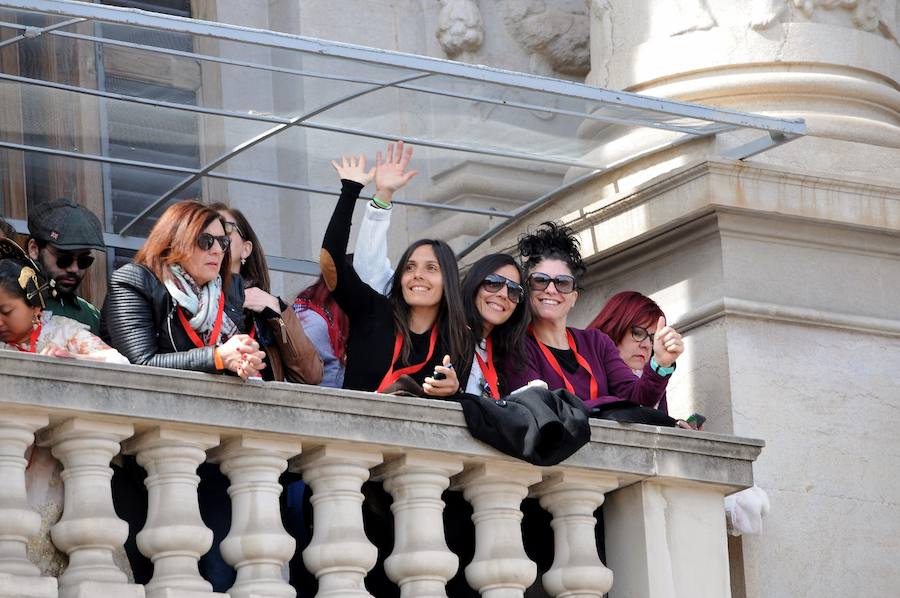 Valencia ha vibrado enfervorizada y se ha rendido a la elegancia y la brutalidad pirotécnica que ha desplegado este domingo Pirotecnia Valenciana en una plaza del Ayuntamiento abarrotada, que ha aplaudido la apuesta y la innovación de la penúltima mascletà de las Fallas de 2018.