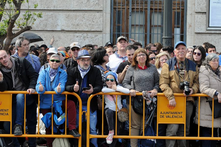 Valencia ha vibrado enfervorizada y se ha rendido a la elegancia y la brutalidad pirotécnica que ha desplegado este domingo Pirotecnia Valenciana en una plaza del Ayuntamiento abarrotada, que ha aplaudido la apuesta y la innovación de la penúltima mascletà de las Fallas de 2018.