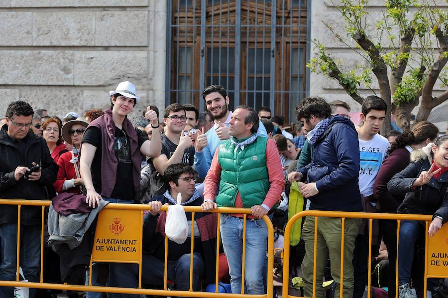 Valencia ha vibrado enfervorizada y se ha rendido a la elegancia y la brutalidad pirotécnica que ha desplegado este domingo Pirotecnia Valenciana en una plaza del Ayuntamiento abarrotada, que ha aplaudido la apuesta y la innovación de la penúltima mascletà de las Fallas de 2018.