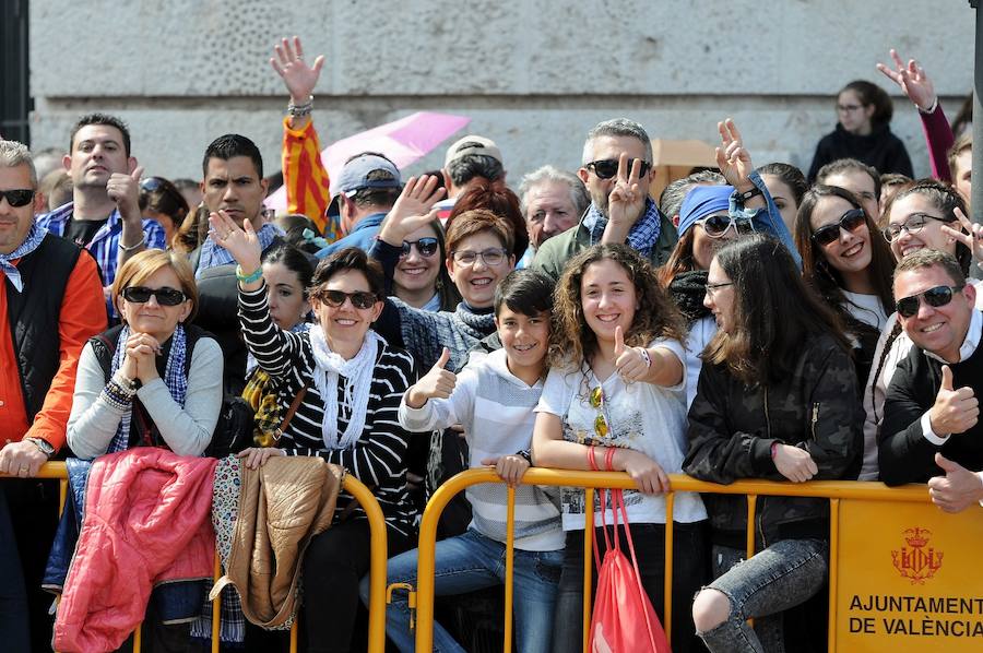 Valencia ha vibrado enfervorizada y se ha rendido a la elegancia y la brutalidad pirotécnica que ha desplegado este domingo Pirotecnia Valenciana en una plaza del Ayuntamiento abarrotada, que ha aplaudido la apuesta y la innovación de la penúltima mascletà de las Fallas de 2018.