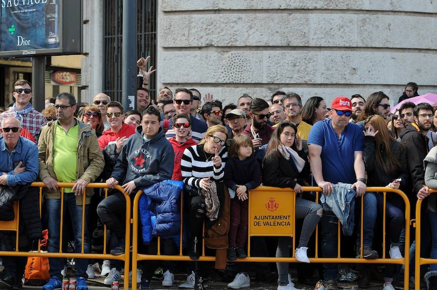 Valencia ha vibrado enfervorizada y se ha rendido a la elegancia y la brutalidad pirotécnica que ha desplegado este domingo Pirotecnia Valenciana en una plaza del Ayuntamiento abarrotada, que ha aplaudido la apuesta y la innovación de la penúltima mascletà de las Fallas de 2018.