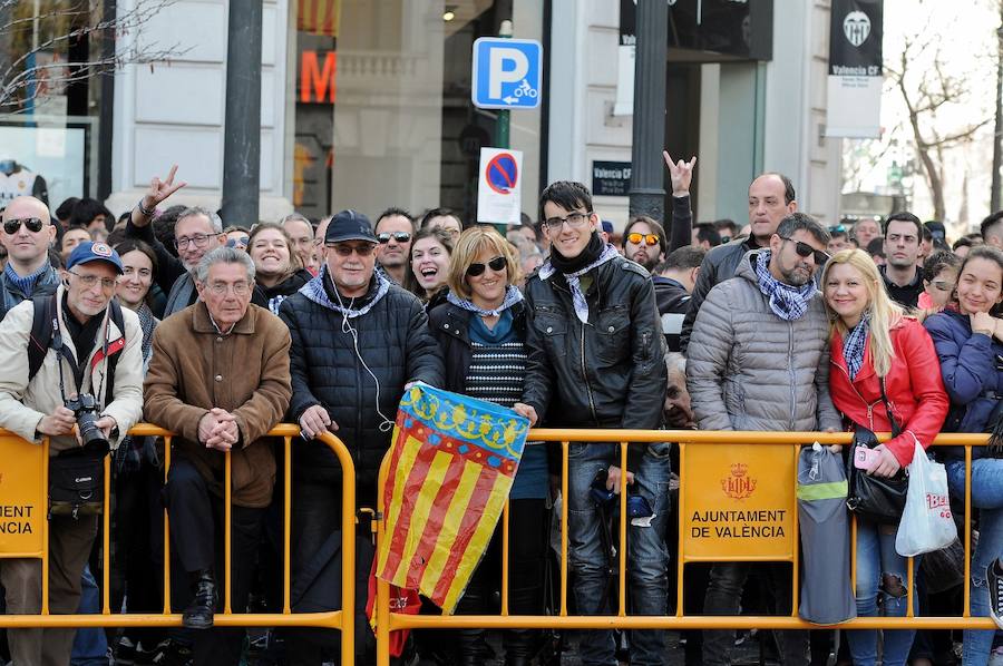 Valencia ha vibrado enfervorizada y se ha rendido a la elegancia y la brutalidad pirotécnica que ha desplegado este domingo Pirotecnia Valenciana en una plaza del Ayuntamiento abarrotada, que ha aplaudido la apuesta y la innovación de la penúltima mascletà de las Fallas de 2018.