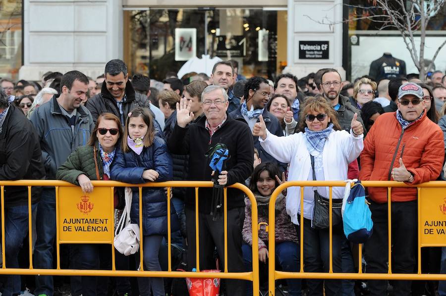 Valencia ha vibrado enfervorizada y se ha rendido a la elegancia y la brutalidad pirotécnica que ha desplegado este domingo Pirotecnia Valenciana en una plaza del Ayuntamiento abarrotada, que ha aplaudido la apuesta y la innovación de la penúltima mascletà de las Fallas de 2018.