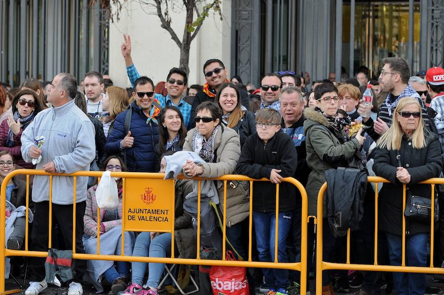 Valencia ha vibrado enfervorizada y se ha rendido a la elegancia y la brutalidad pirotécnica que ha desplegado este domingo Pirotecnia Valenciana en una plaza del Ayuntamiento abarrotada, que ha aplaudido la apuesta y la innovación de la penúltima mascletà de las Fallas de 2018.