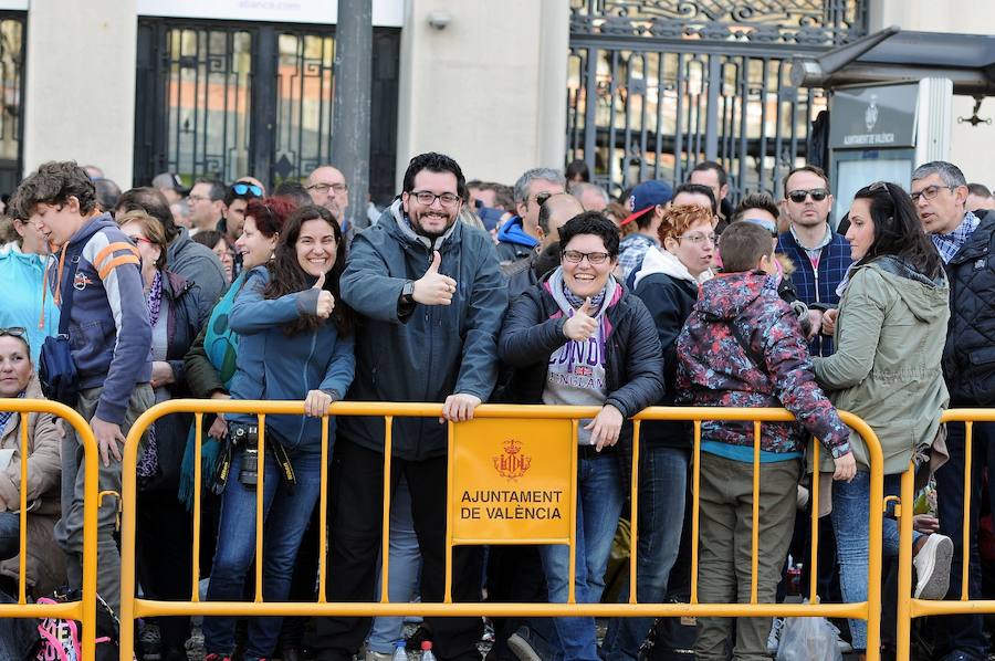 Valencia ha vibrado enfervorizada y se ha rendido a la elegancia y la brutalidad pirotécnica que ha desplegado este domingo Pirotecnia Valenciana en una plaza del Ayuntamiento abarrotada, que ha aplaudido la apuesta y la innovación de la penúltima mascletà de las Fallas de 2018.