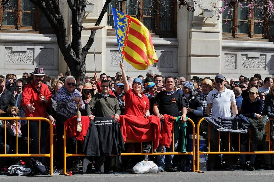 Valencia ha vibrado enfervorizada y se ha rendido a la elegancia y la brutalidad pirotécnica que ha desplegado este domingo Pirotecnia Valenciana en una plaza del Ayuntamiento abarrotada, que ha aplaudido la apuesta y la innovación de la penúltima mascletà de las Fallas de 2018.