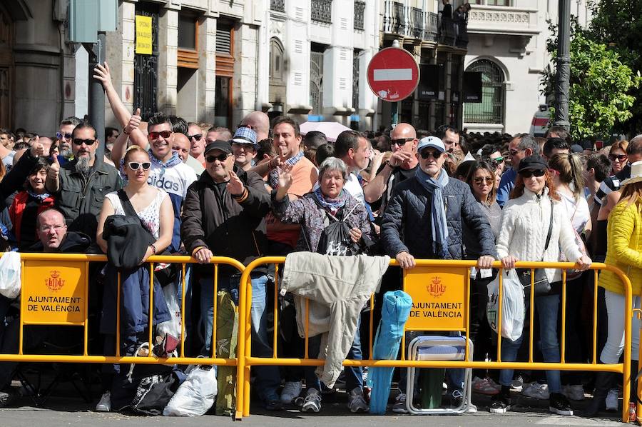 Valencia ha vibrado enfervorizada y se ha rendido a la elegancia y la brutalidad pirotécnica que ha desplegado este domingo Pirotecnia Valenciana en una plaza del Ayuntamiento abarrotada, que ha aplaudido la apuesta y la innovación de la penúltima mascletà de las Fallas de 2018.