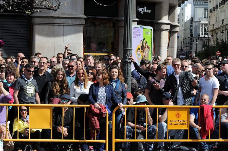 Valencia ha vibrado enfervorizada y se ha rendido a la elegancia y la brutalidad pirotécnica que ha desplegado este domingo Pirotecnia Valenciana en una plaza del Ayuntamiento abarrotada, que ha aplaudido la apuesta y la innovación de la penúltima mascletà de las Fallas de 2018.