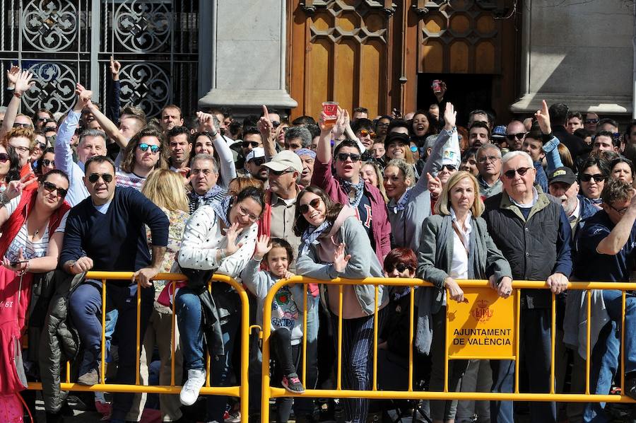 Valencia ha vibrado enfervorizada y se ha rendido a la elegancia y la brutalidad pirotécnica que ha desplegado este domingo Pirotecnia Valenciana en una plaza del Ayuntamiento abarrotada, que ha aplaudido la apuesta y la innovación de la penúltima mascletà de las Fallas de 2018.