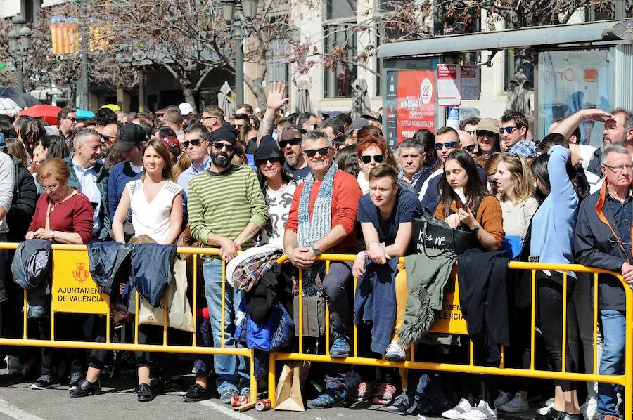 Valencia ha vibrado enfervorizada y se ha rendido a la elegancia y la brutalidad pirotécnica que ha desplegado este domingo Pirotecnia Valenciana en una plaza del Ayuntamiento abarrotada, que ha aplaudido la apuesta y la innovación de la penúltima mascletà de las Fallas de 2018.