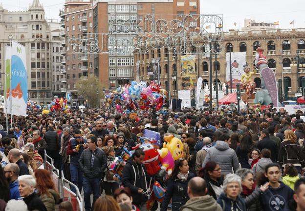 Miles de personas recorren la calle Xàtiva en un momento de la jornada de ayer. 