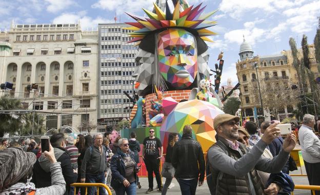 Público en la falla municipal. 